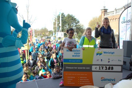 Leerlingen halen recordbedrag op tijdens Wandelen voor Water