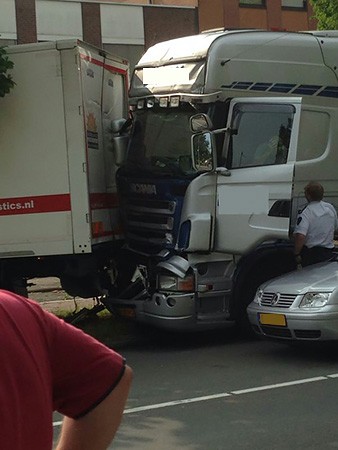 Aanrijding aan de Woonboulevard te Dordrecht