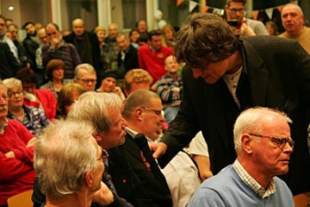 Album afbeelding 7: Ton Hennekes, eens de bekendste dak- en thuisloze in Dordrecht, heeft zich naar nieuwe toekomst toegewerkt en heeft weer een baan. Een voorbeeld volgens Kees Thies. Op de voorgrond.