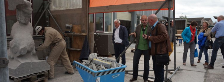 Dordtse Gemeenteraadsleden bezoeken steenhouwerij waar beeldengroep 'De Holland' weer vorm krijgt
