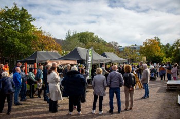 Start verduurzaming 173 woningen in Sterrenburg feestelijk gevierd