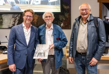 Honderd mensen in Stadhuis bij presentatie boek over bouwen aan Dordrecht 1945-2025