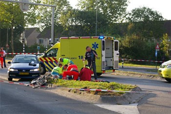 Fietser overleden na botsing met bestelbus