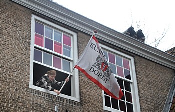 Het Hofplein, met vier 25 jaar oude iepen laat oude sferen herleven van toekomstig museum Hof van Nederland