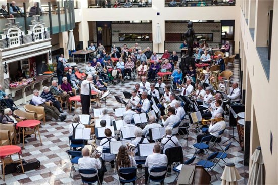 Senioren Orkest SOHW gaf fantastisch middagconcert bij Zorggroep Crabbehof