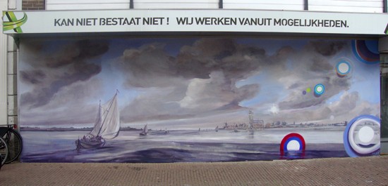 Marinde Molendijk maakt klassieke muurschildering met moderne twist in de Vriesestraat