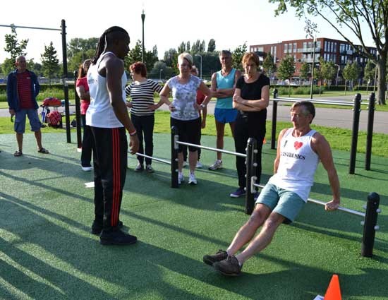 50-plussers in beweging met calisthenics