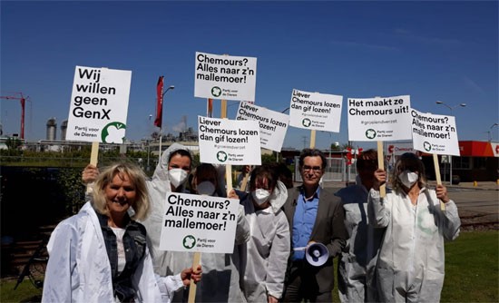 Demonstratie tegen genx in het drinkwater voor de poort van Chemours