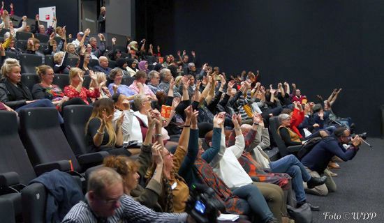 Wethouder Peter Heijkoop reikt de Vrijwilligersprijs 2018 uit