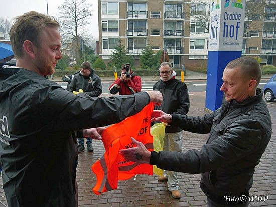 Piet Sleeking maakt met bewoners Crabbehof schoon