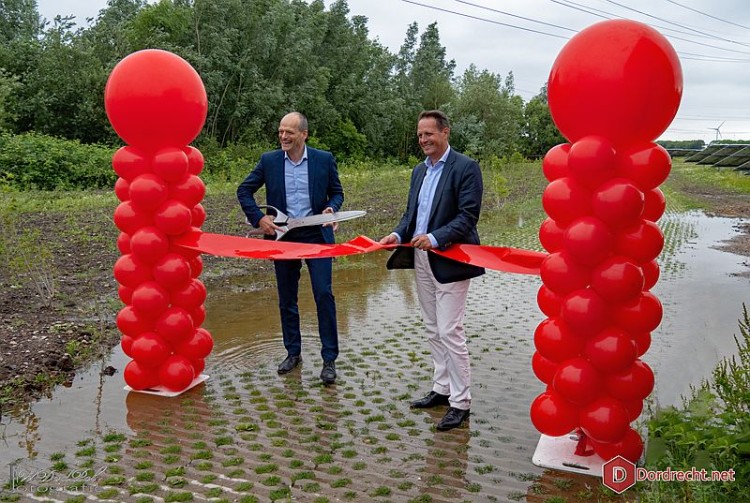Groene zonnestroom voor 1.500 Dordtse gezinnen: ​​​​​​​Zonnepark Amstelwijck in Dordrecht officieel geopend