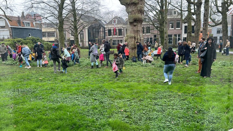 Tientallen kinderen zoeken eieren in tuin Dordrechts museum