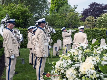 Album afbeelding 24: Het muziekkorps Willem van Oranje wacht eerst op de last post als eresaluut voor de stilte